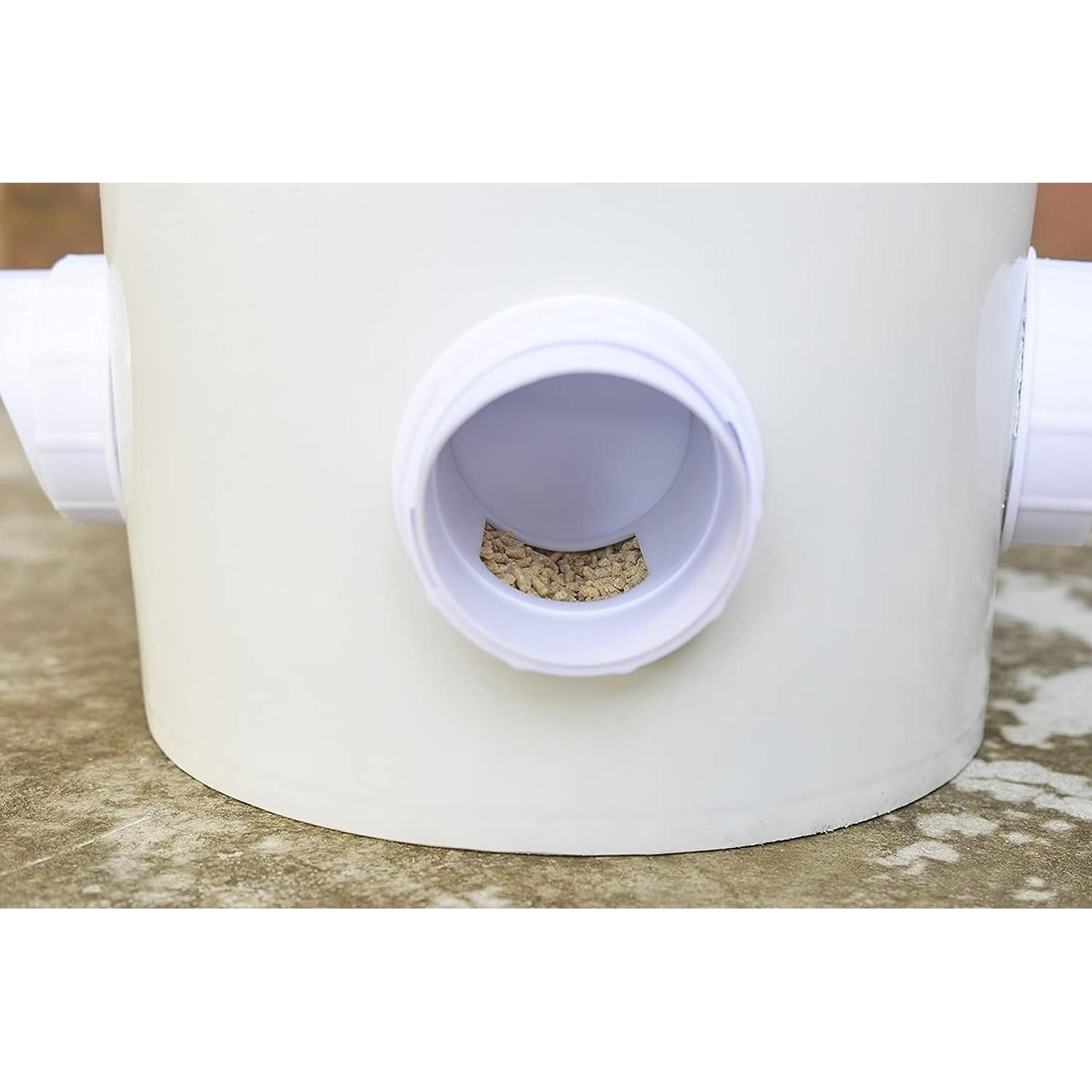Hranitoare pentru pasari de curte - set 4 guri hranire, carota gaurire inclusa - anti-risipă, antiumezeală și protecție împotriva insectelor și rozătoarelor