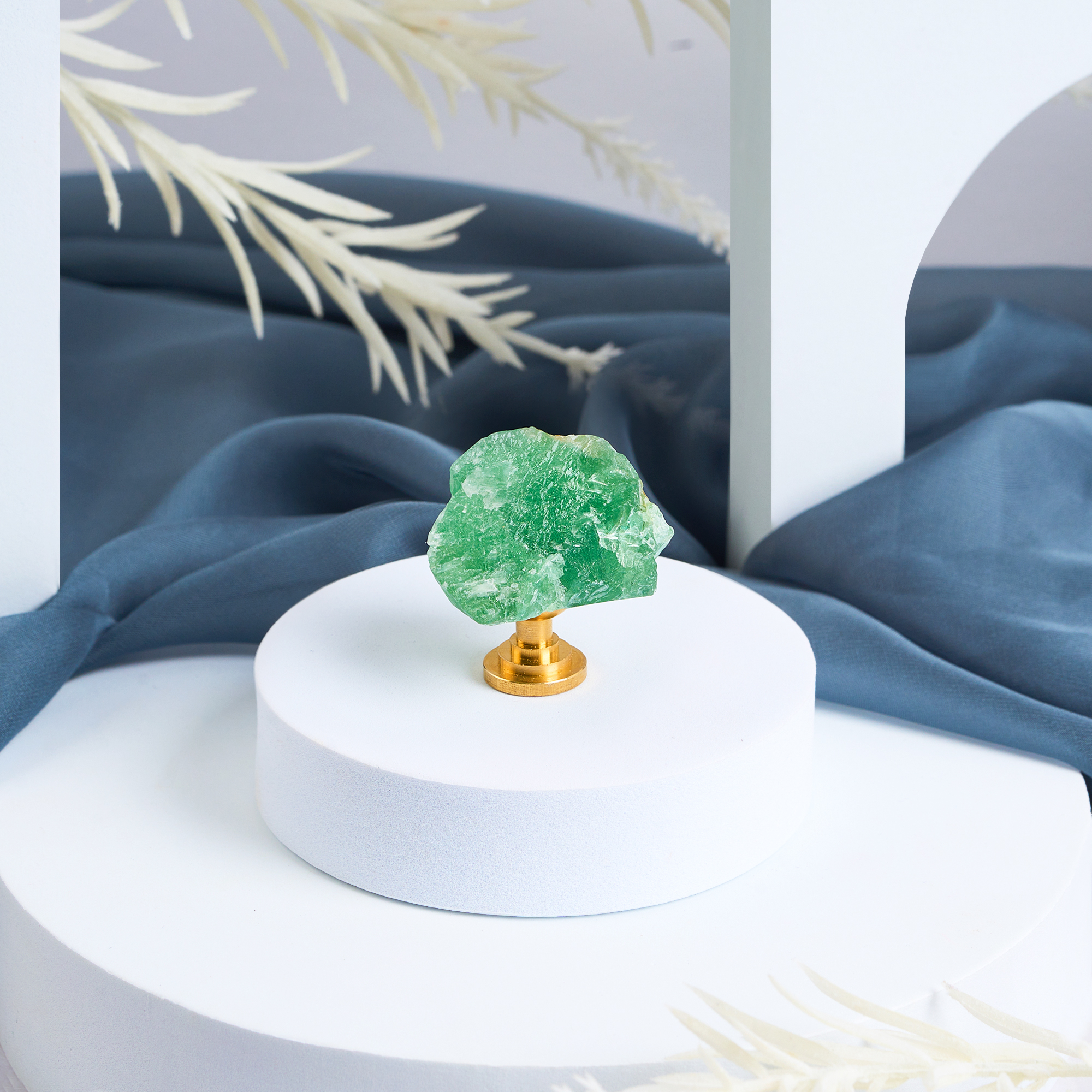 Maner mobilier tip buton onuvio™ din cristal natural și piatră semiprețioasă cu bază din alamă - design unic hand-made, model m06 - verde