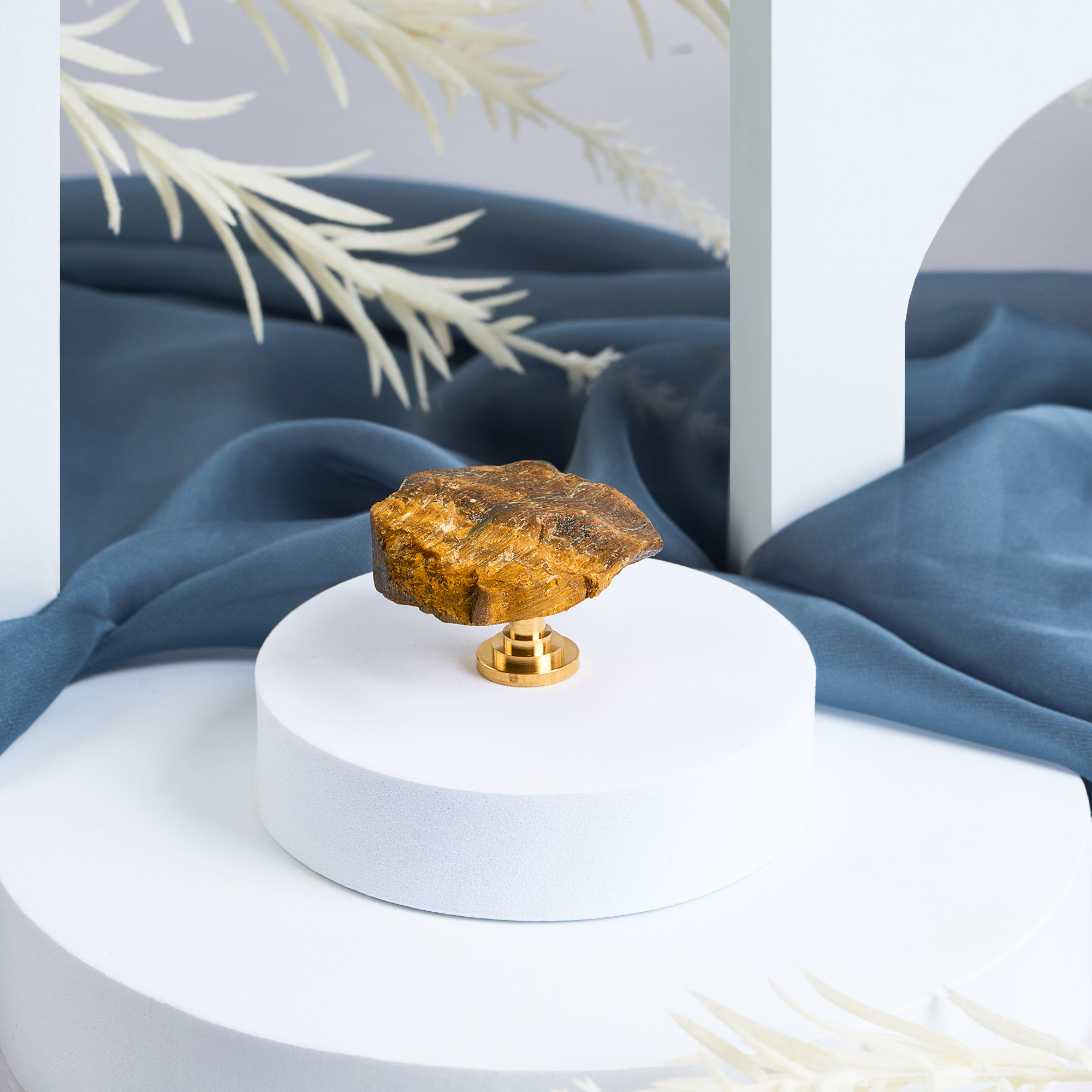 Maner mobilier tip buton onuvio™ din cristal natural și piatră semiprețioasă cu bază din alamă - design unic hand-made, model m06 - maro