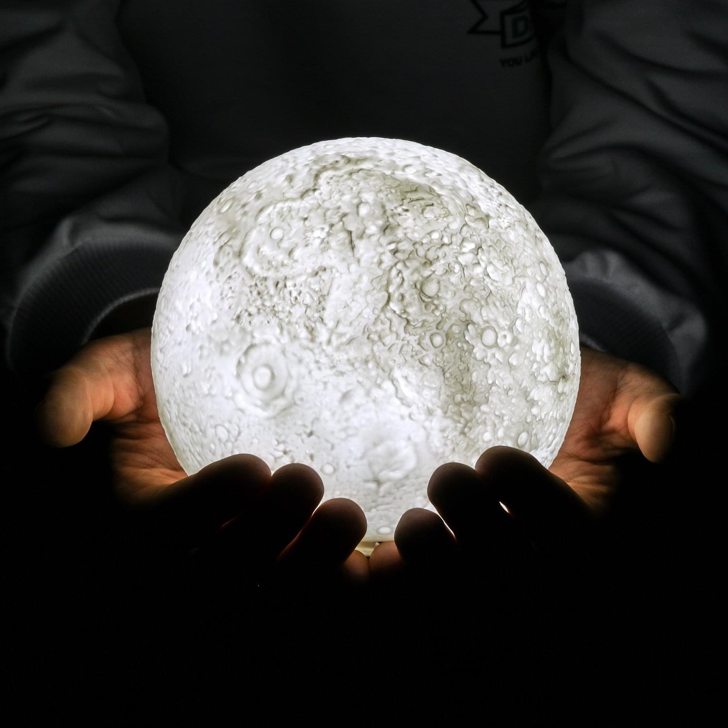 Umidificator aromaterapie cu lampa de veghe, luna onuvio®  moon 3d, 880 ml, 13 cm, lumina 3 culori,  stand lemn, extra filtru si ulei esential 10ml