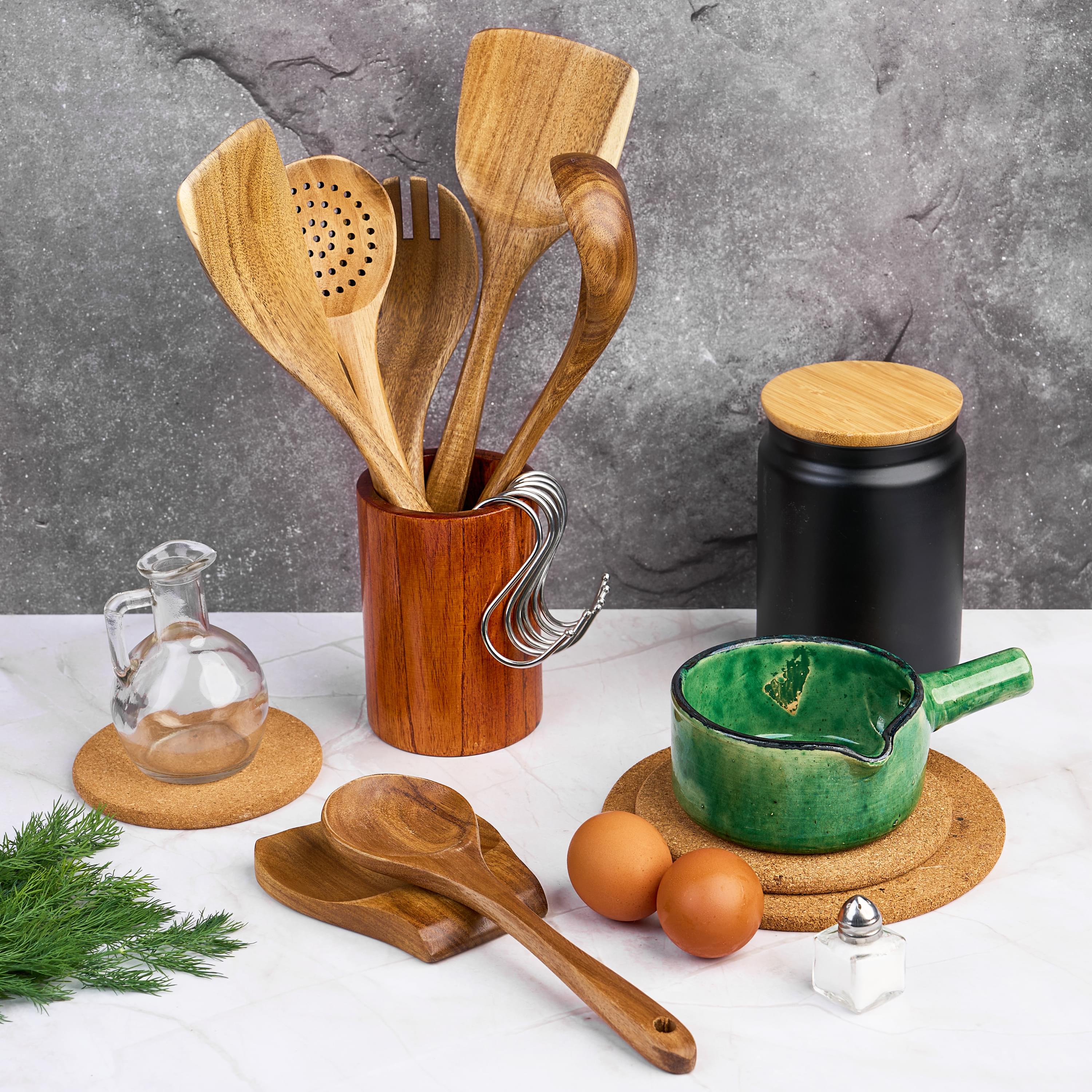 Set 8 ustensile bucătărie din lemn de acacia – cu suport pe blat și suport de lingură, include 6 cârlige s – onuvio®