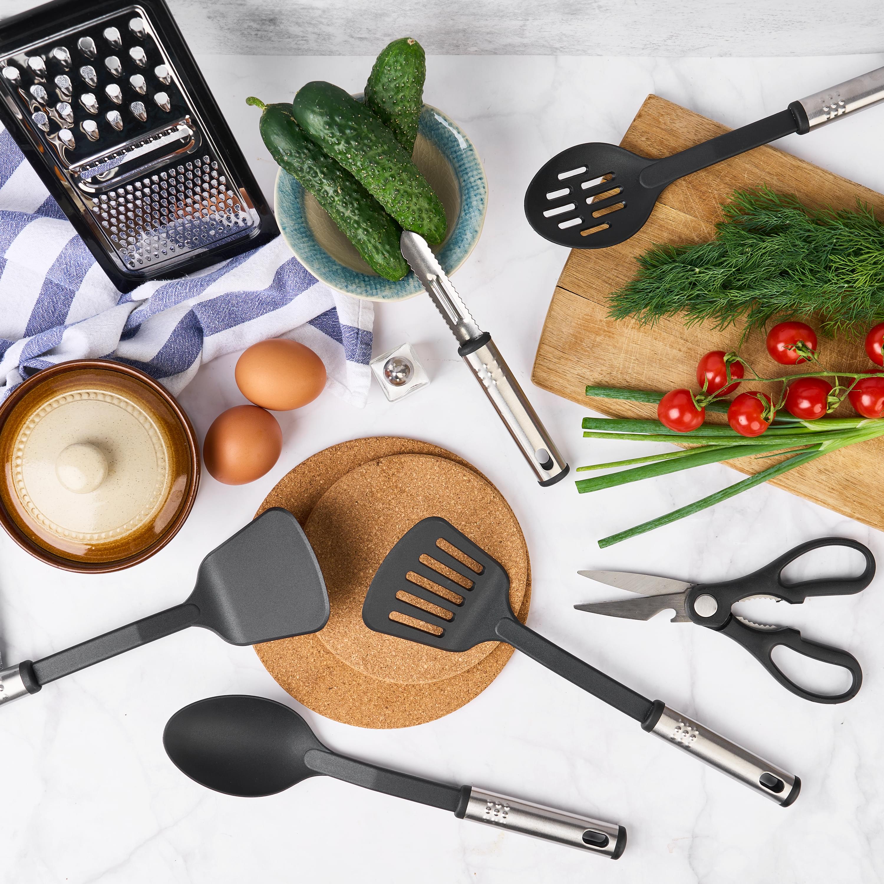 Set ustensile bucatarie din nylon rezistent la caldura, 25 piese, antiaderente, cu suport – spatule, linguri, polonic, cleste, tel, razatoare, cani si linguri de masurare – onuvio®