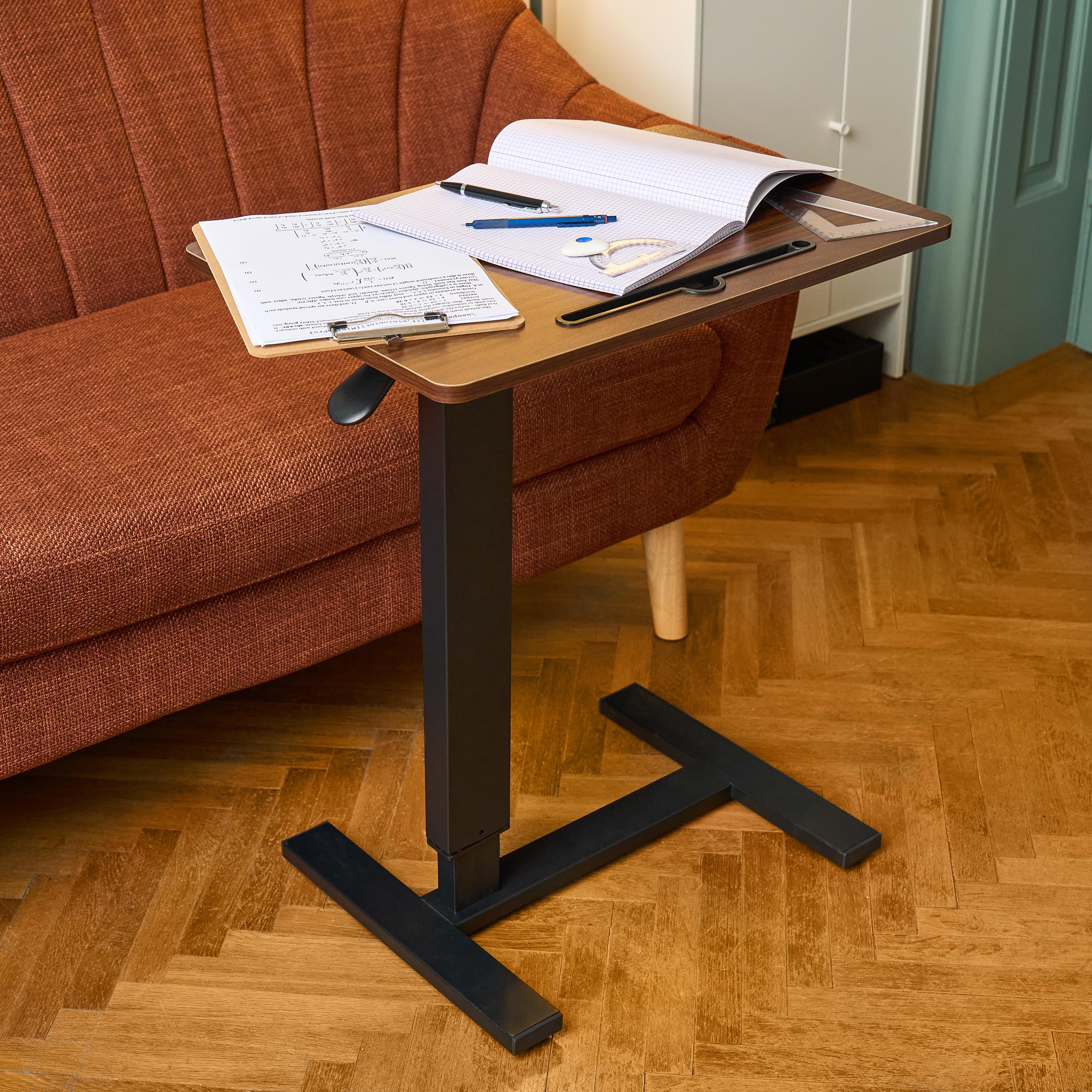 Masa reglabila pe inaltime cu lift pneumatic, cu roti – blat 60x40 cm, inaltime 66–90 cm, masa laterala pentru pat/canapea, onuvio® - maro